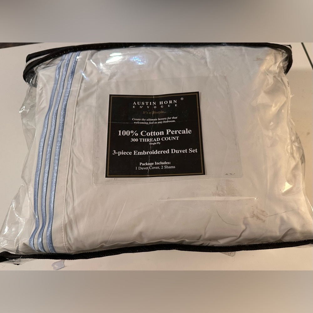 Austin Horn 100% Percale Charlotte Emb 3pc. Duvet Set Queen - Picture 3 of 5